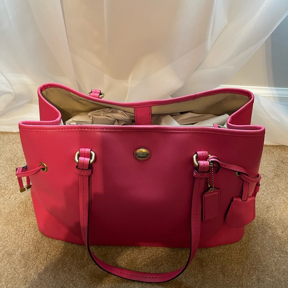 Lovely Coach purse WITH matching wallet.  Excellent condition.  MED/LGE.
